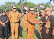 Wali Kota Pimpin Apel Mingguan, Dirangkai Dengan Gerakan Pembagian Bendera Merah Putih Tahun 2025