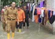Pj Wali Kota Serahkan Bantuan Warga Terdampak dan Tinjau Lokasi Banjir